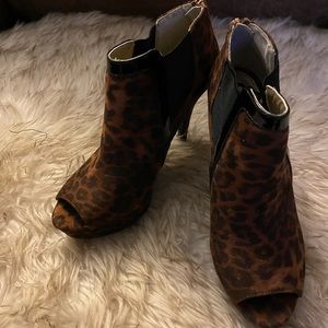 BEAUTIFUL Fergalicious leopard peep toe shoe 7.5